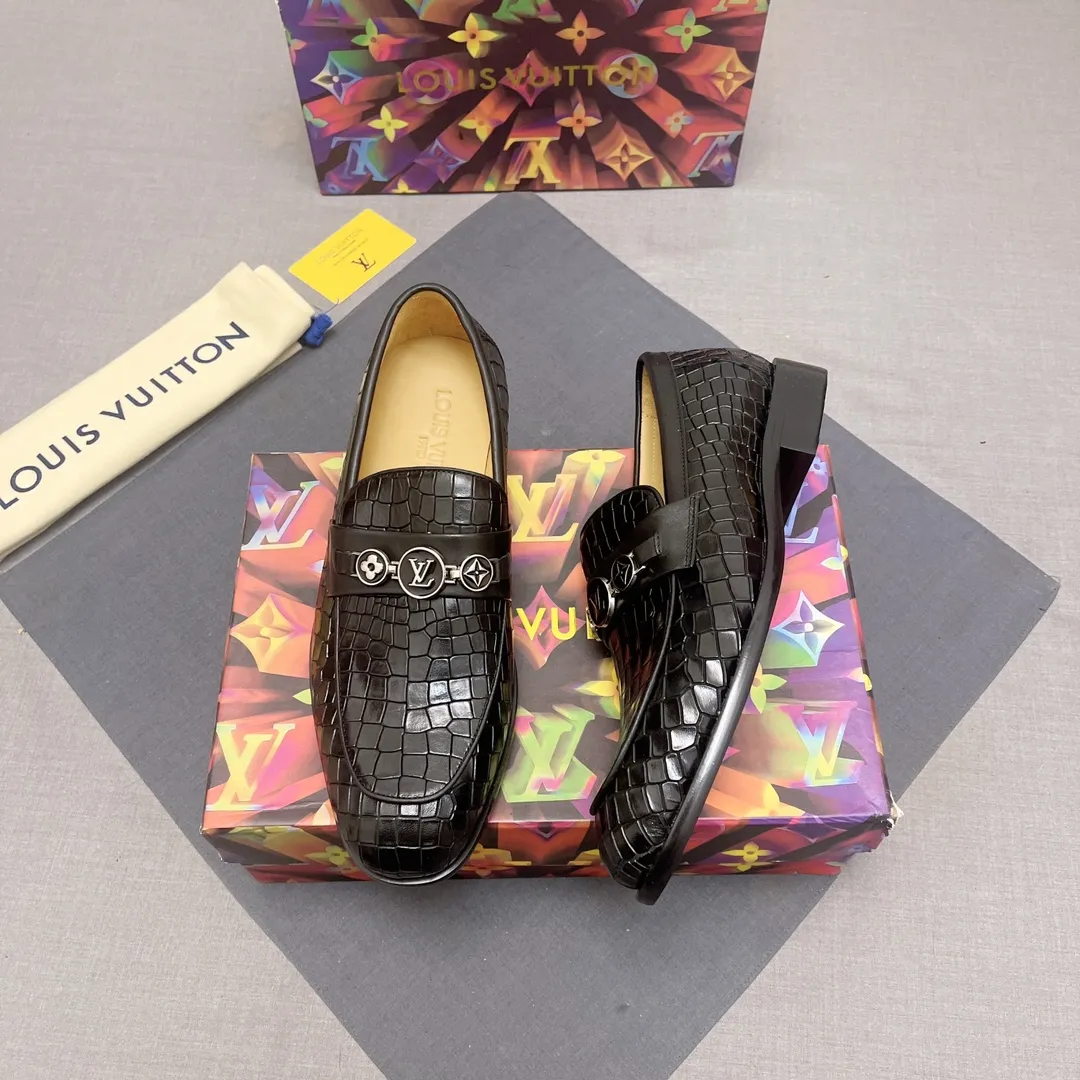 p440【LV】《Lv leather shoes are a must-have for trendy men. 👟Strong European fashion atmosphere. Generous shoe last. High-end quality. Fully imported first-layer cowhide. Sheepskin lining. Comfortable on the feet. Lightweight rubber outsole is thick and comfortable. 👍👍Its unique talent lies in its unremitting pursuit of innovation. 0️⃣0️⃣2️⃣ Code number 39 to 44 (Can be customized for 38.45) No. 0117